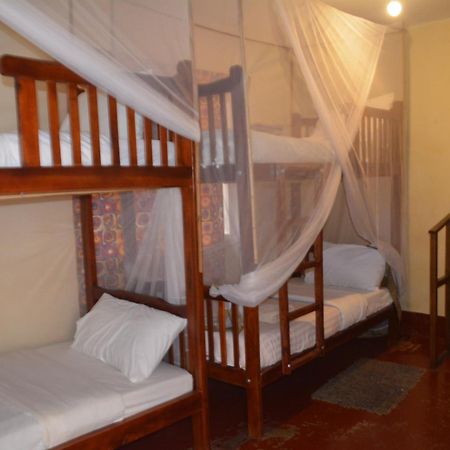 Хостел Jinja Backpackers Экстерьер фото