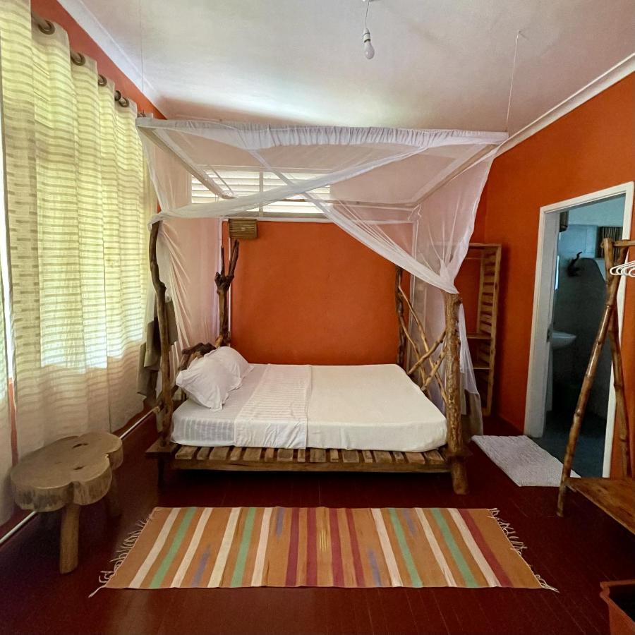 Хостел Jinja Backpackers Номер фото