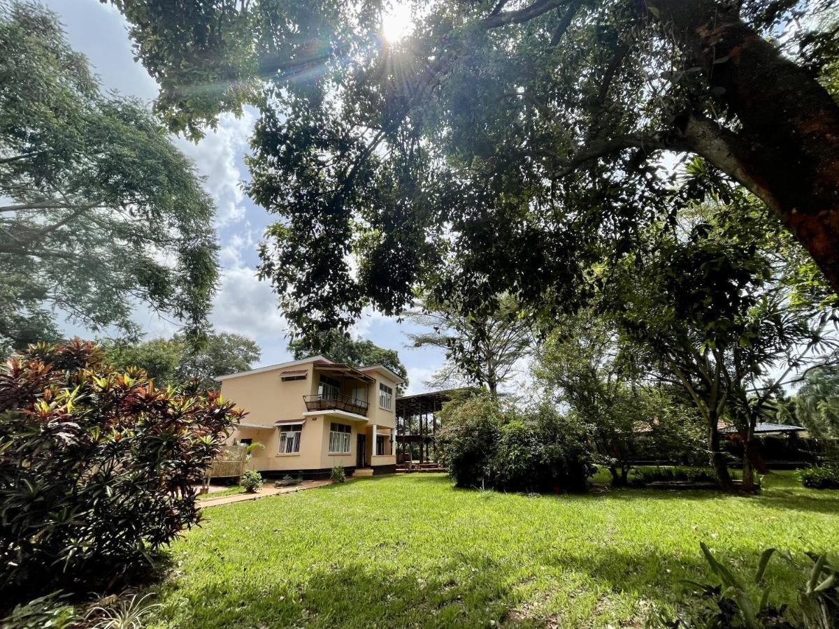 Хостел Jinja Backpackers Экстерьер фото