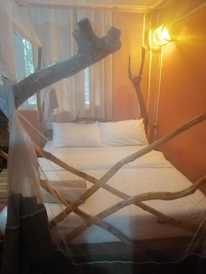 Хостел Jinja Backpackers Экстерьер фото