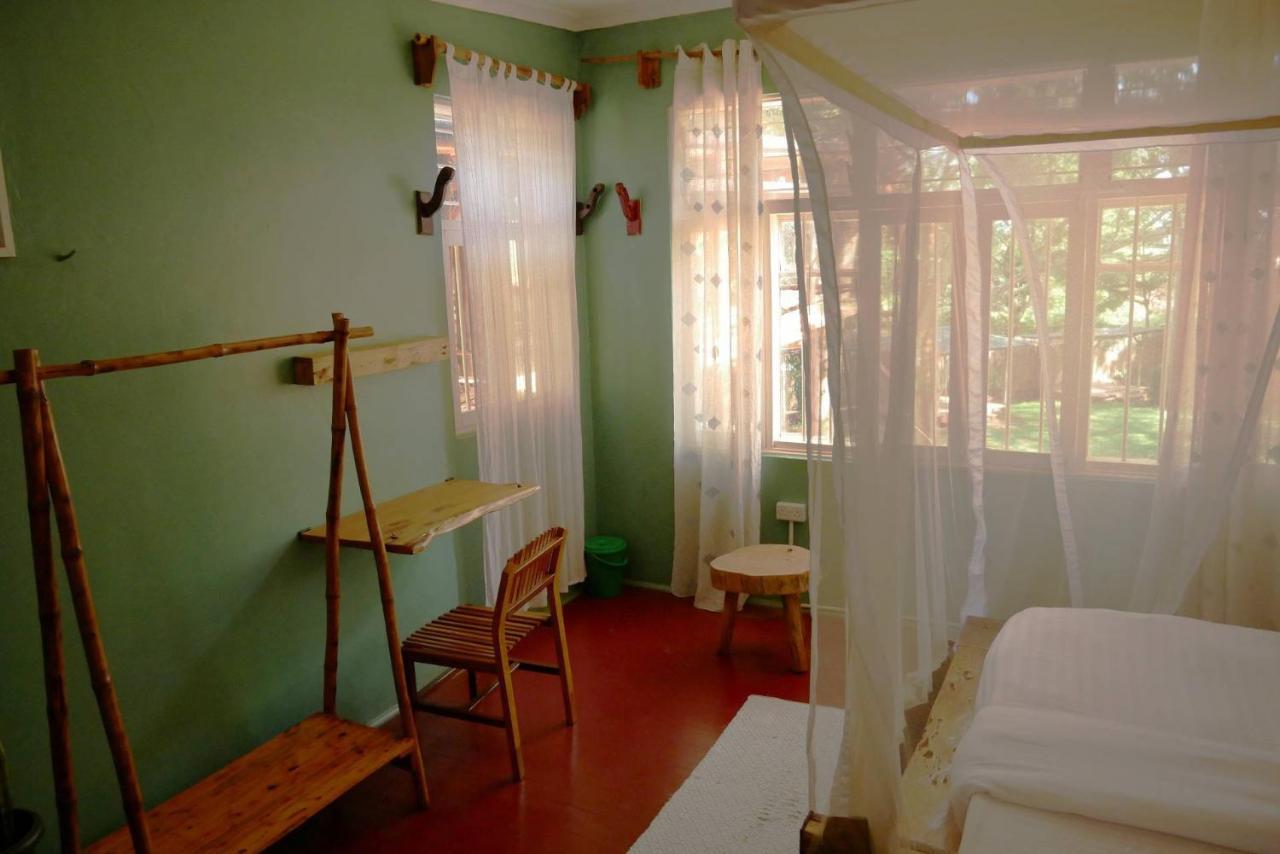 Хостел Jinja Backpackers Экстерьер фото