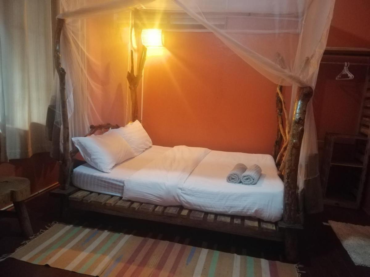 Хостел Jinja Backpackers Экстерьер фото