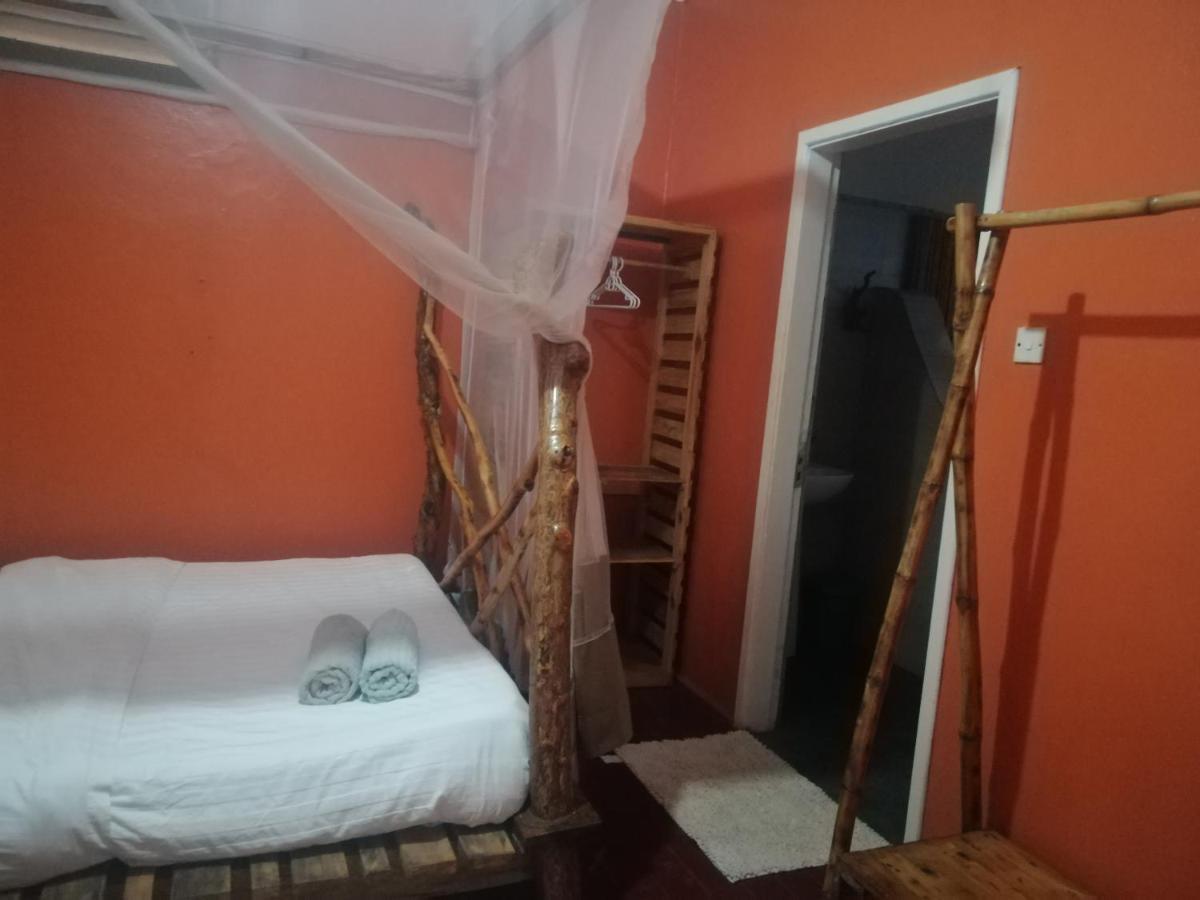 Хостел Jinja Backpackers Экстерьер фото