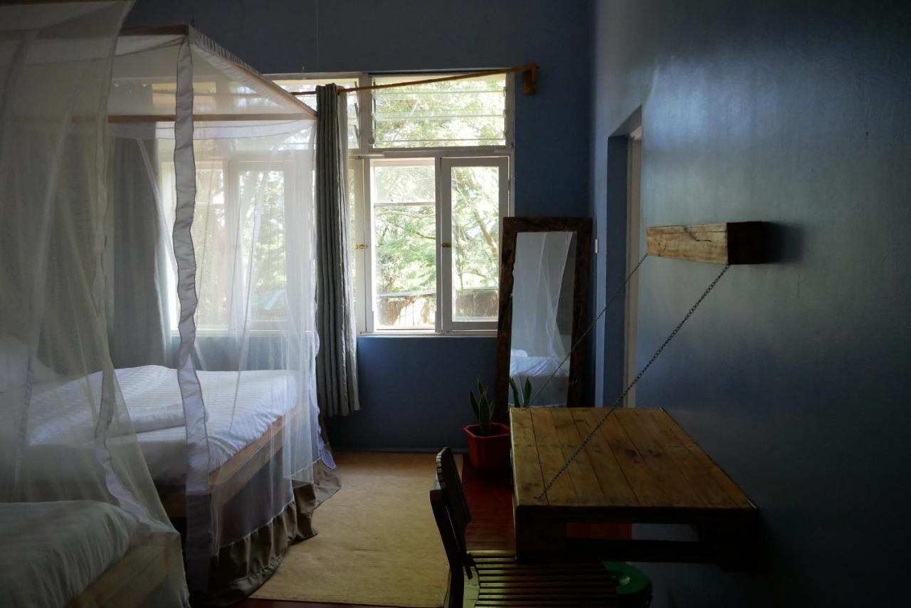 Хостел Jinja Backpackers Экстерьер фото