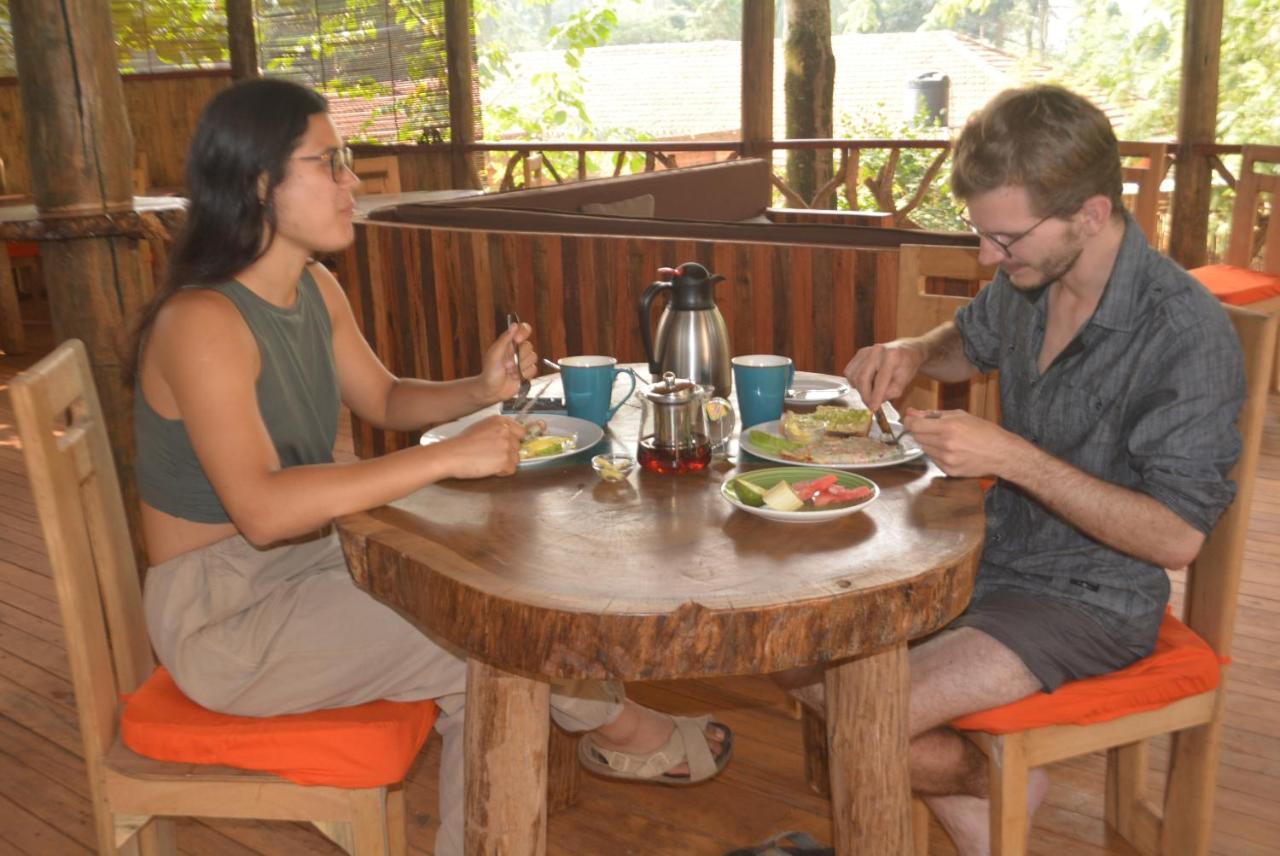 Хостел Jinja Backpackers Экстерьер фото