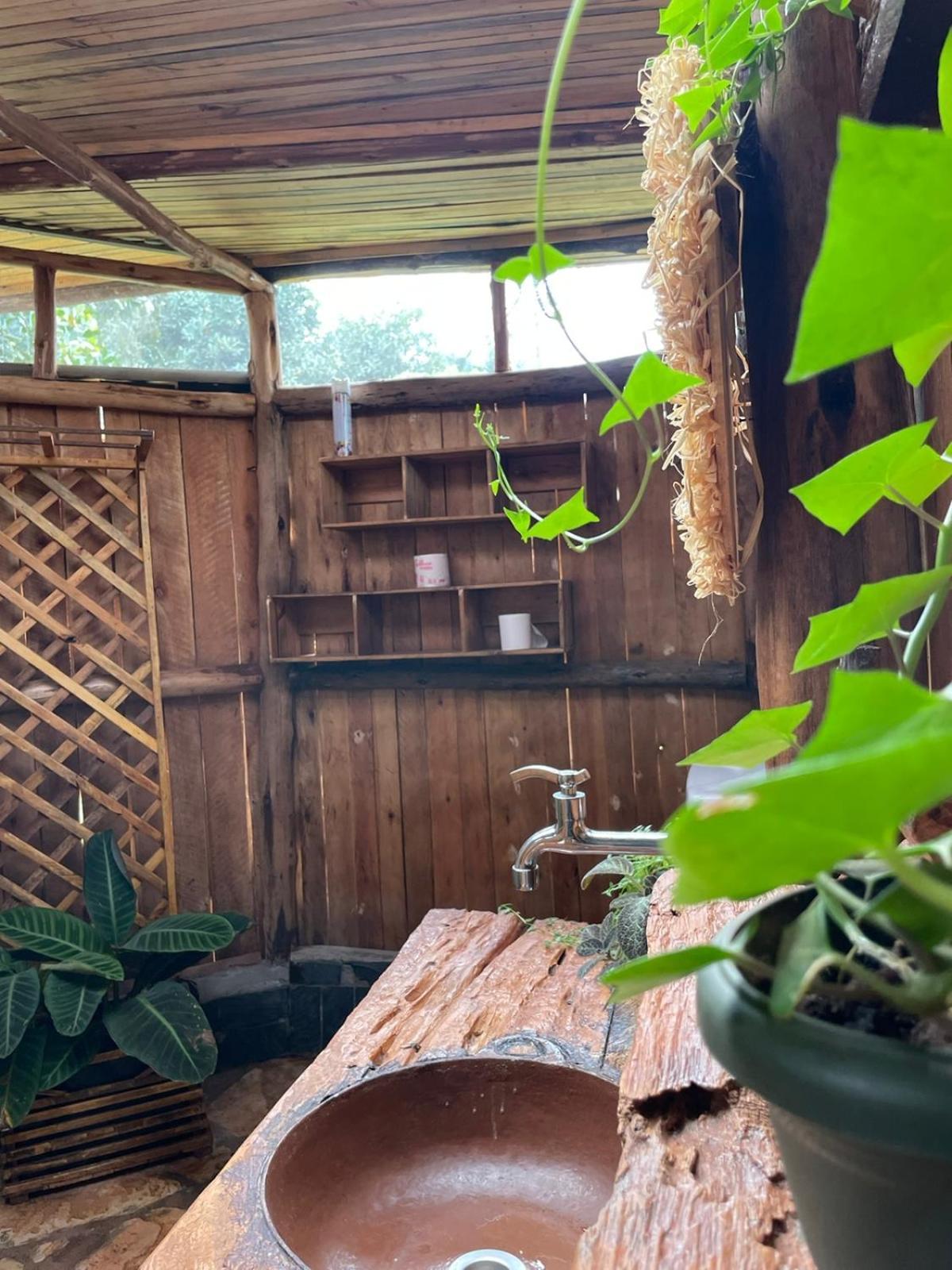 Хостел Jinja Backpackers Экстерьер фото