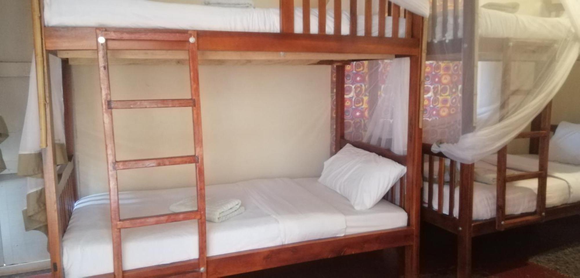 Хостел Jinja Backpackers Экстерьер фото