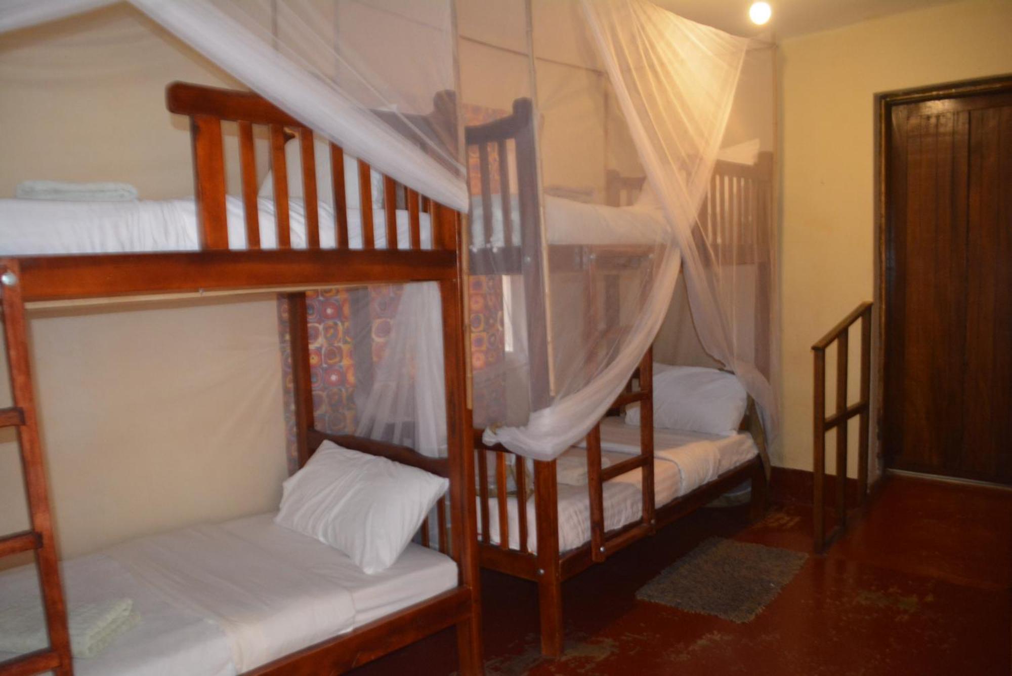 Хостел Jinja Backpackers Экстерьер фото
