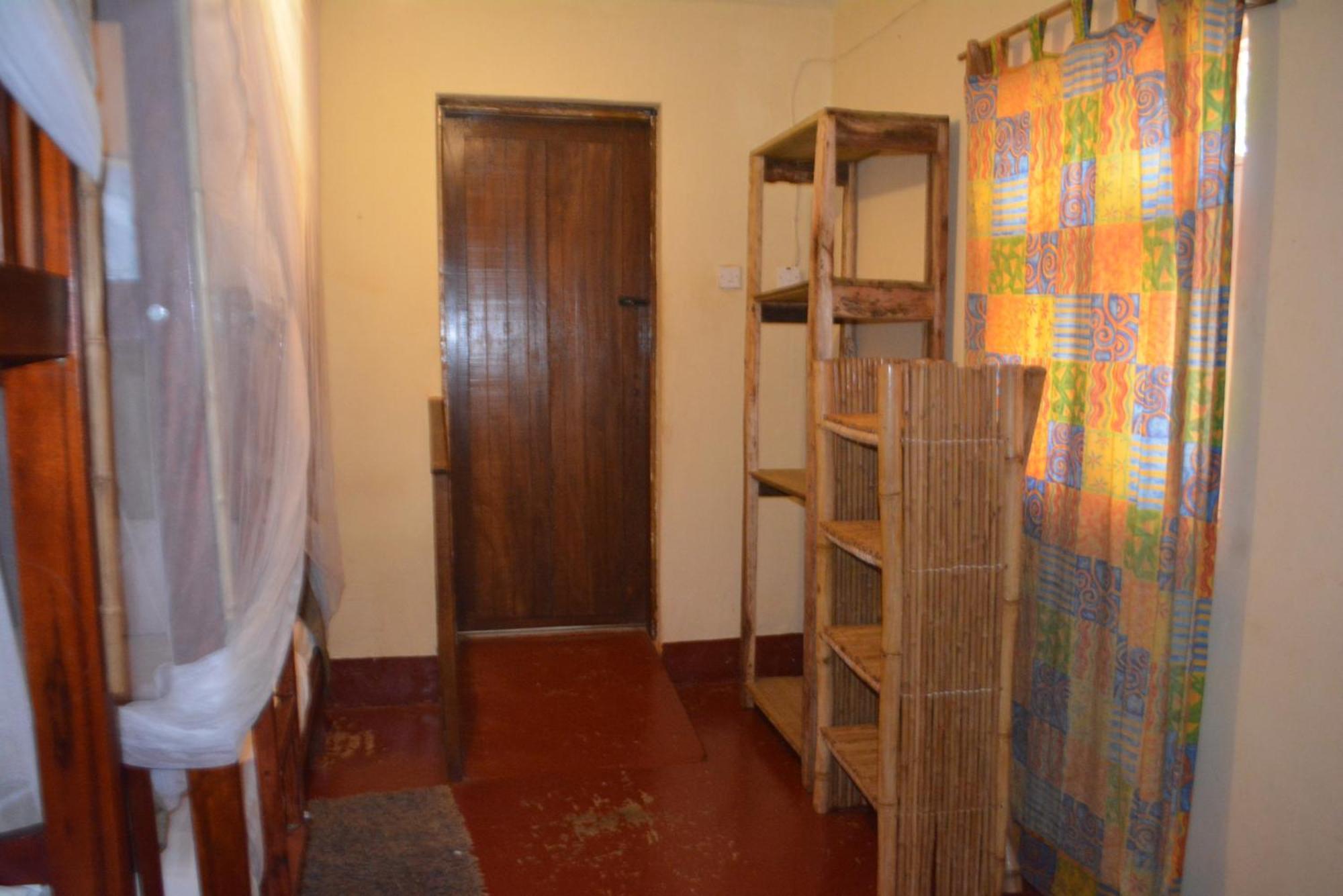 Хостел Jinja Backpackers Экстерьер фото