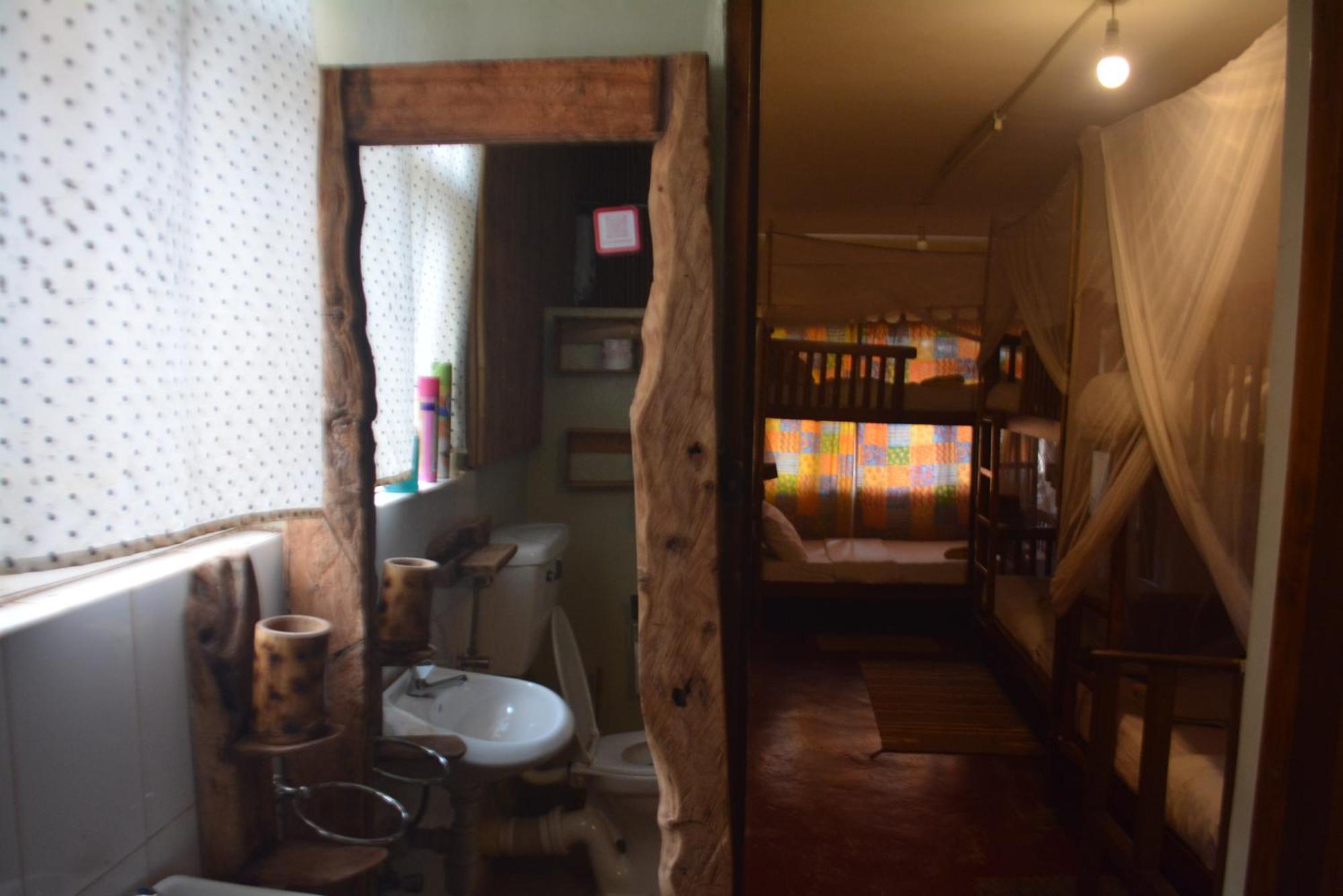 Хостел Jinja Backpackers Экстерьер фото