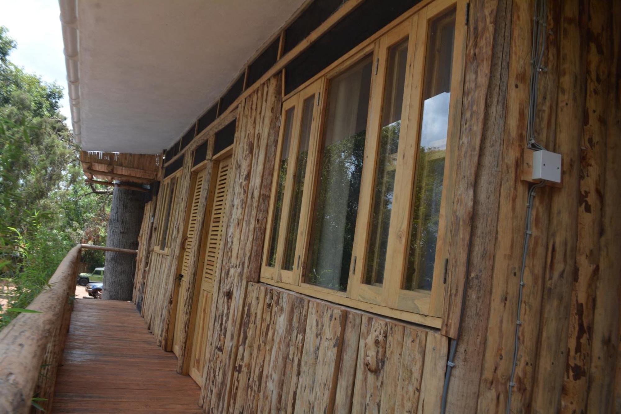 Хостел Jinja Backpackers Экстерьер фото