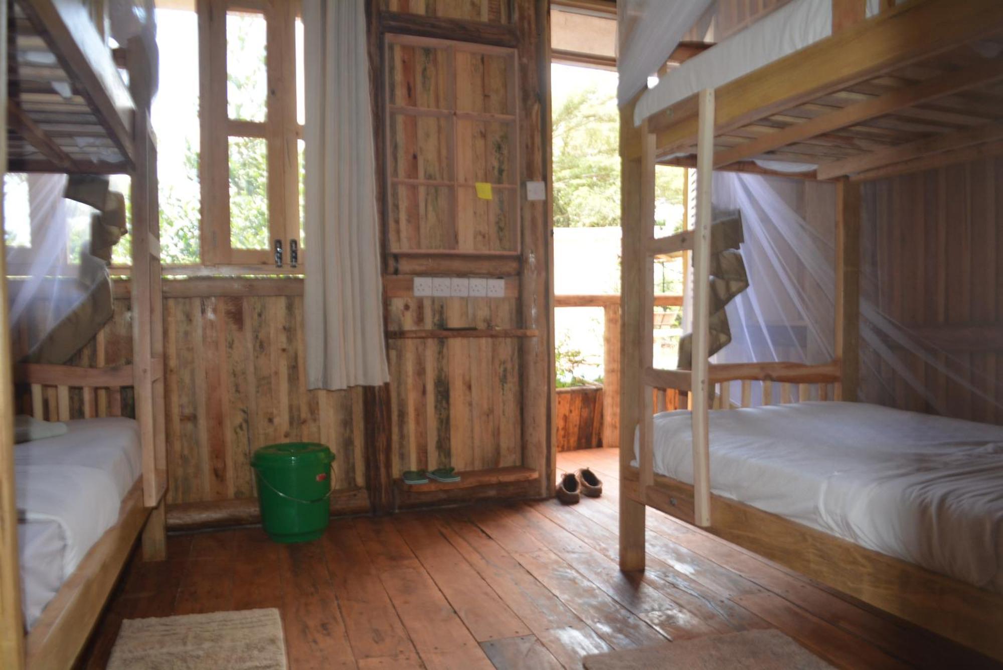Хостел Jinja Backpackers Экстерьер фото