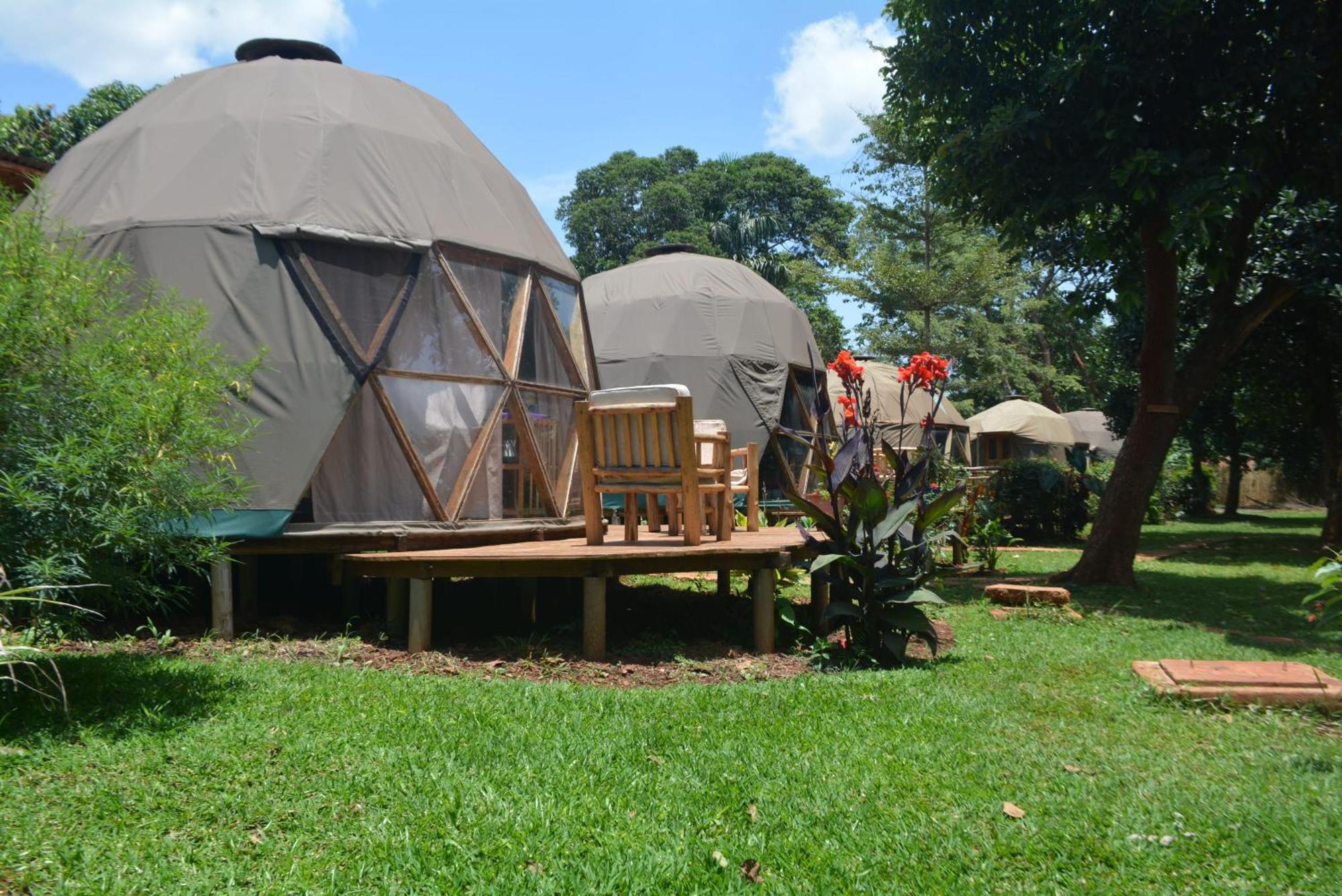 Хостел Jinja Backpackers Экстерьер фото