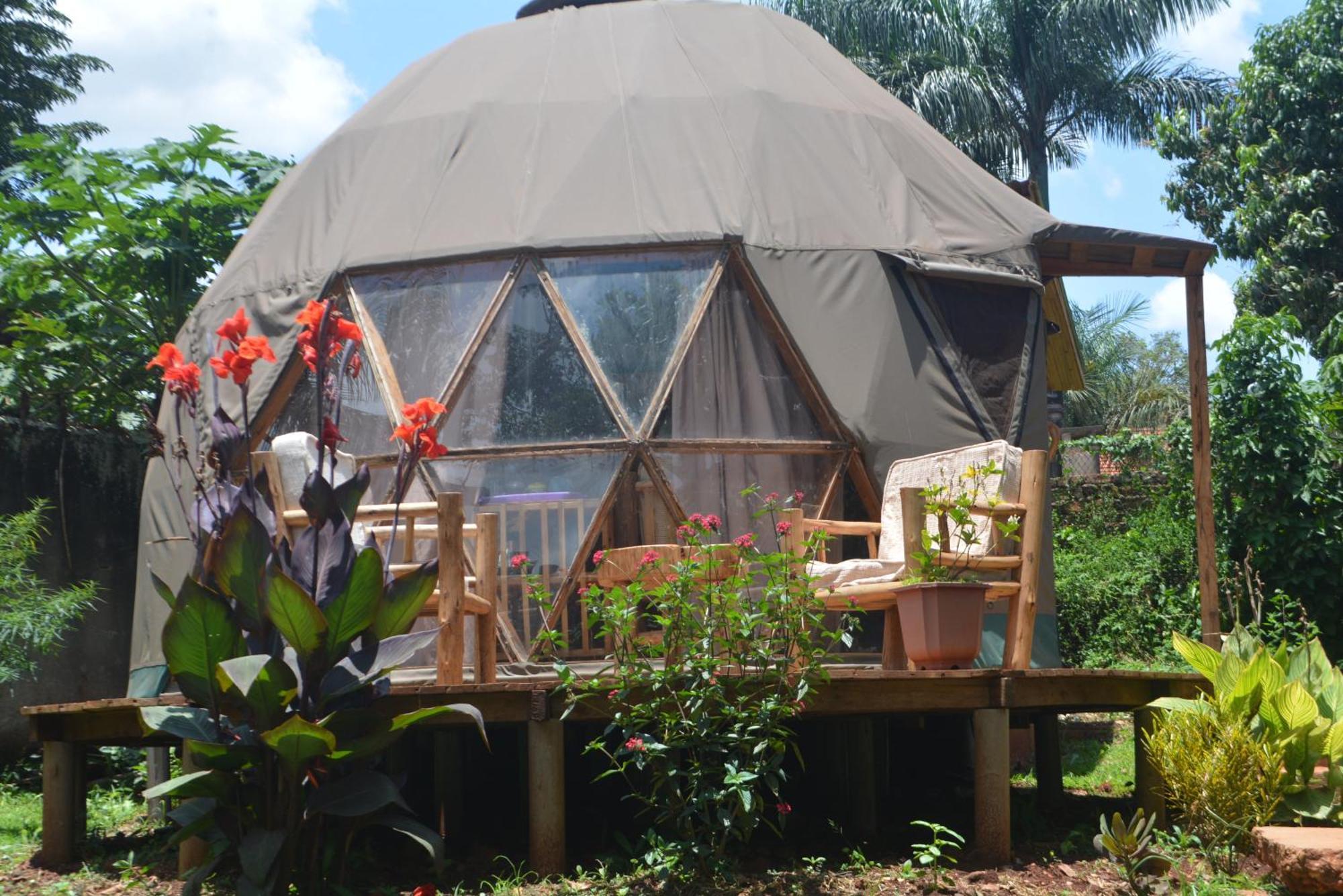 Хостел Jinja Backpackers Экстерьер фото