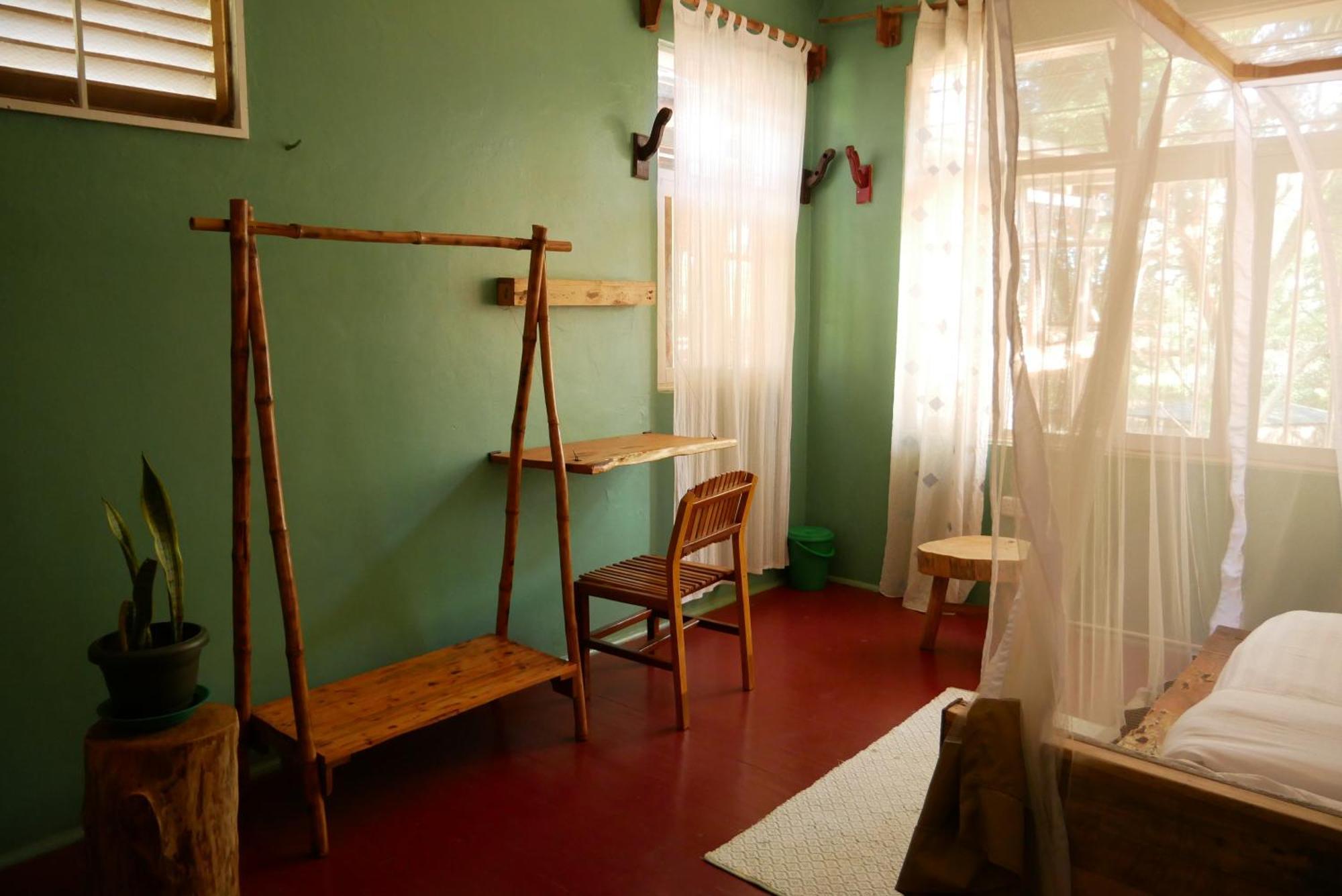 Хостел Jinja Backpackers Номер фото